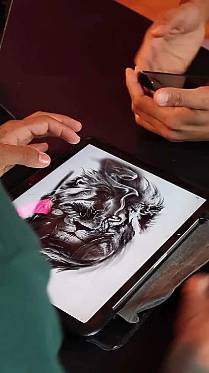 Diseño de un león en la tableta, con un guante rosa señalando la pantalla.